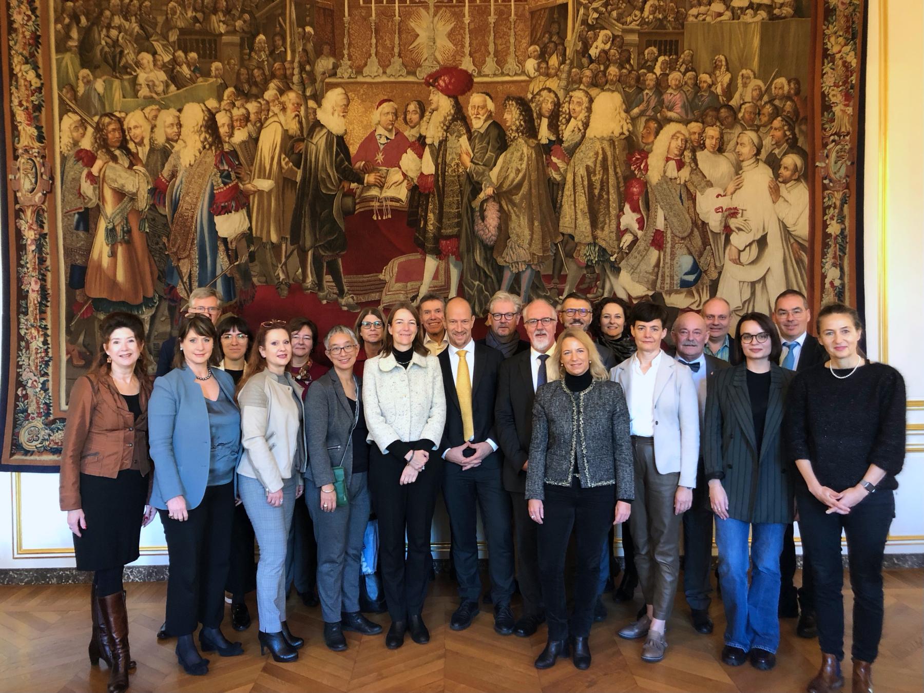 Gruppenfoto auf der Schweizer Botschaft