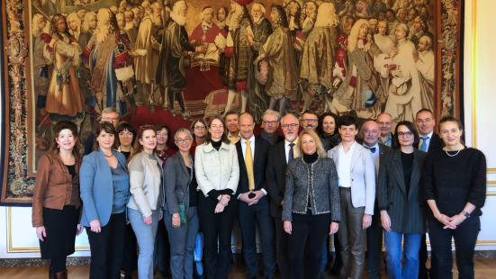Gruppenfoto auf der Schweizer Botschaft