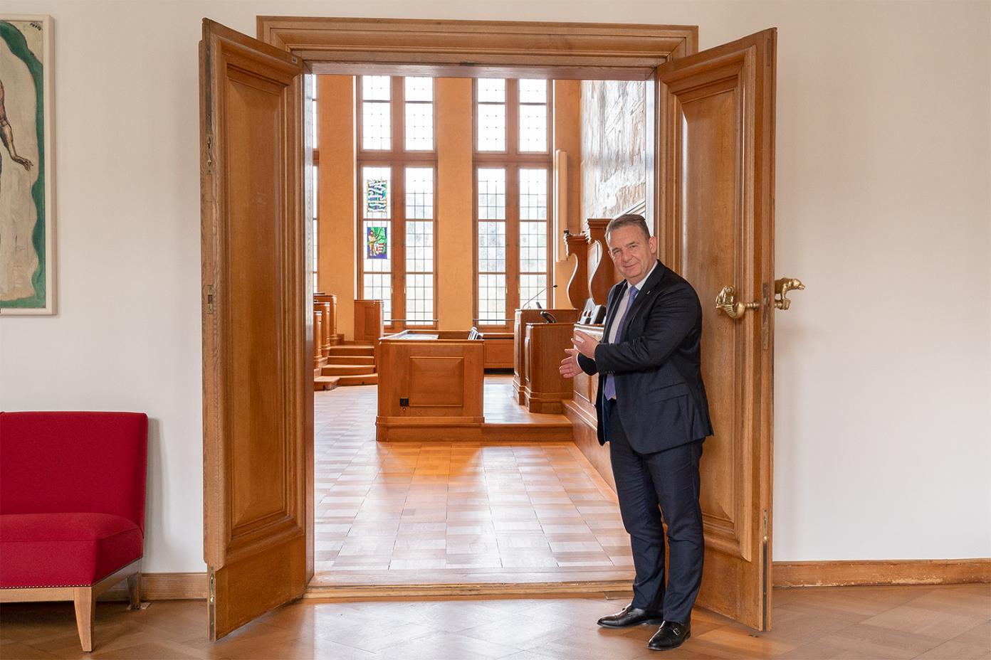 Der Präsident des Grossen Rates Francesco M. Rappa empfängt Sie im Grossratssaal